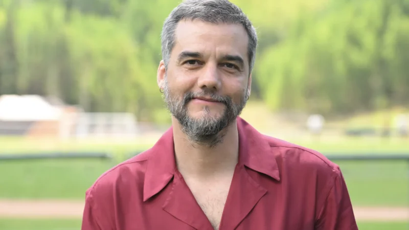 Wagner Moura dança com O Kanalha na pré-estreia de ‘O Agente Secreto’ em Salvador