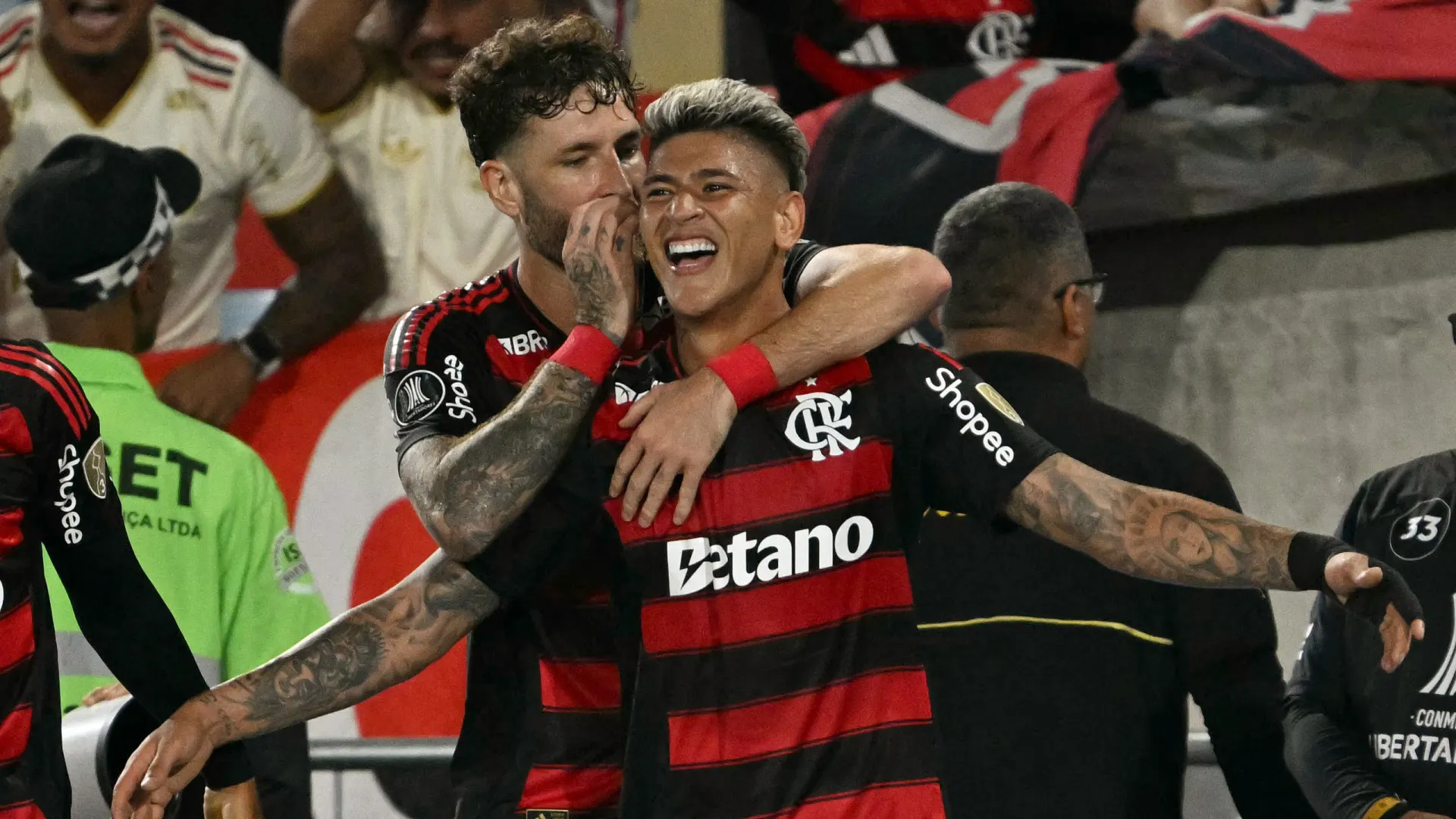 Flamengo aproveita expulsões, rebaixa Sport, assume ponta e seca Palmeiras