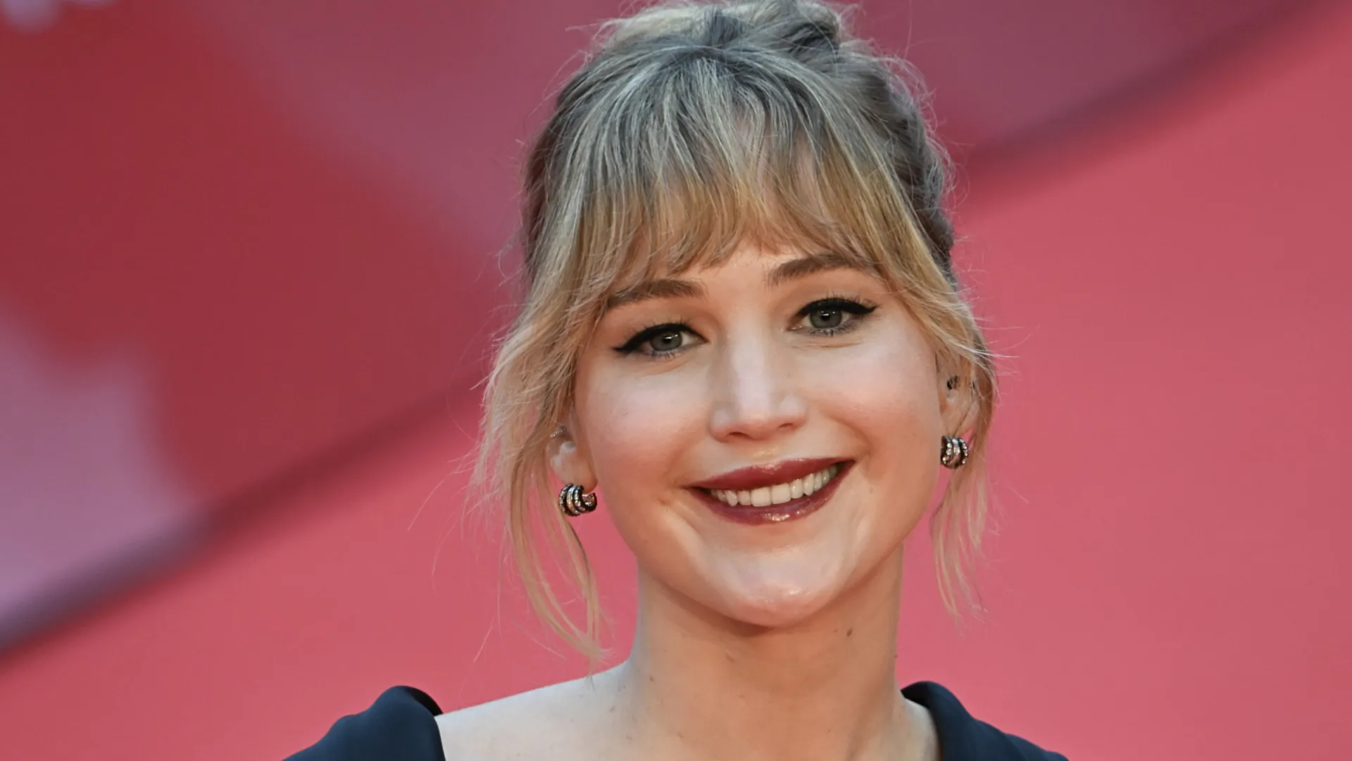 Me senti segura, diz Jennifer Lawrence sobre cenas de sexo com Robert Pattinson