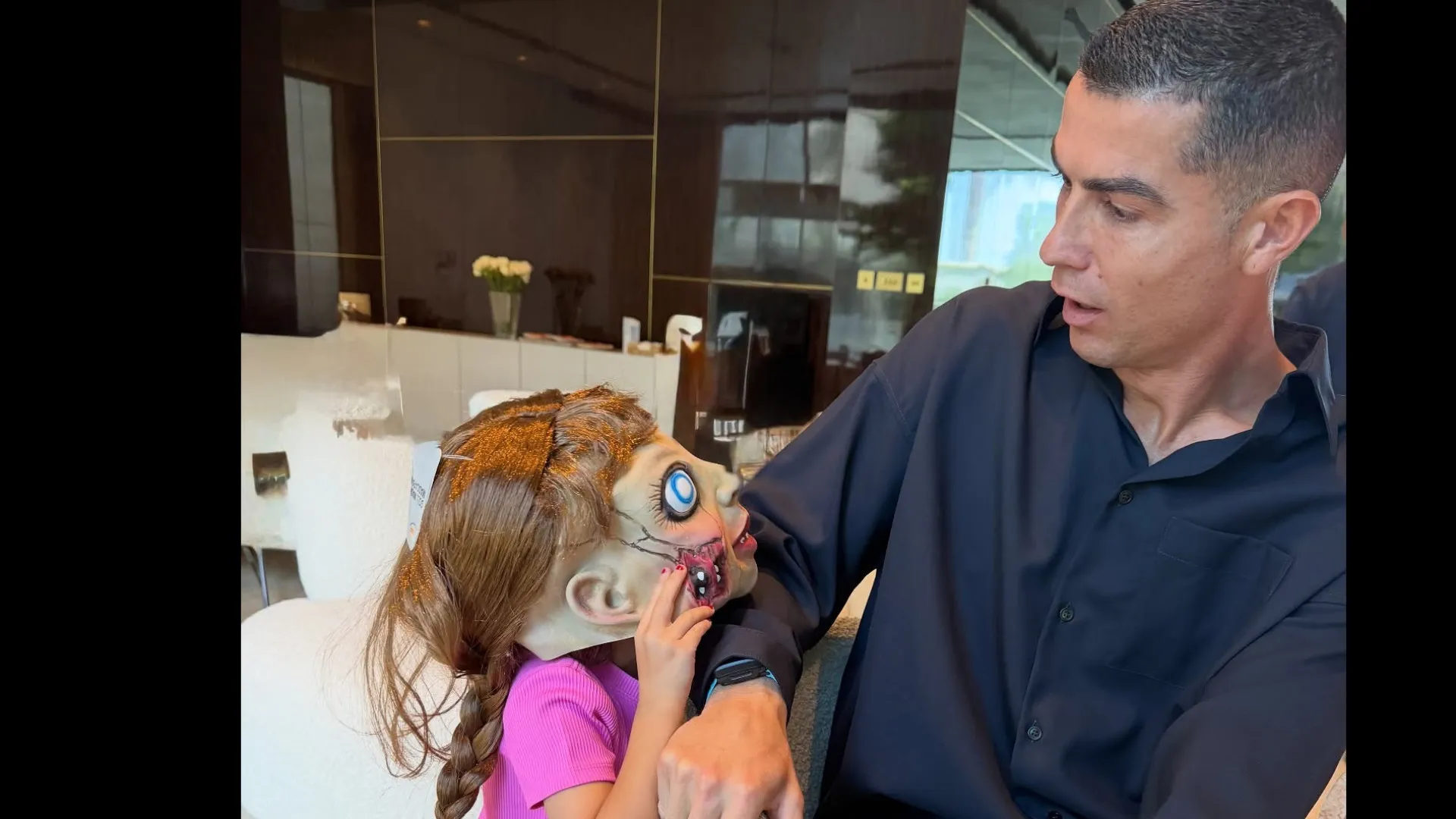 Bella Esmeralda surpreende CR7 com brincadeira de Halloween