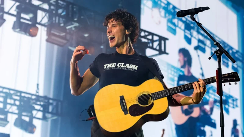 Shawn Mendes tira fotos e interage com fãs em passagem pelo Rio para premiação ambiental
