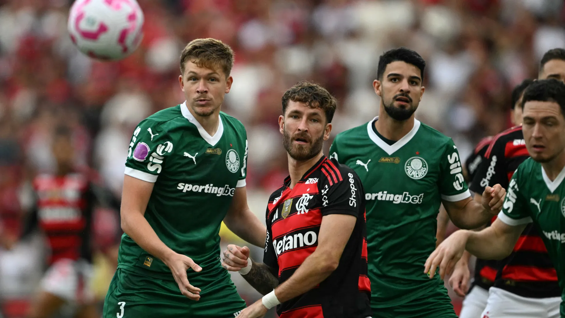 Decisões, milhões e ‘5ª série’ levam rivalidade Flamengo x Palmeiras ao ponto máximo