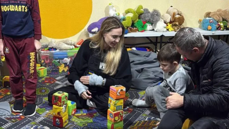 Angelina Jolie faz visita surpresa à cidade de Kherson, na Ucrânia