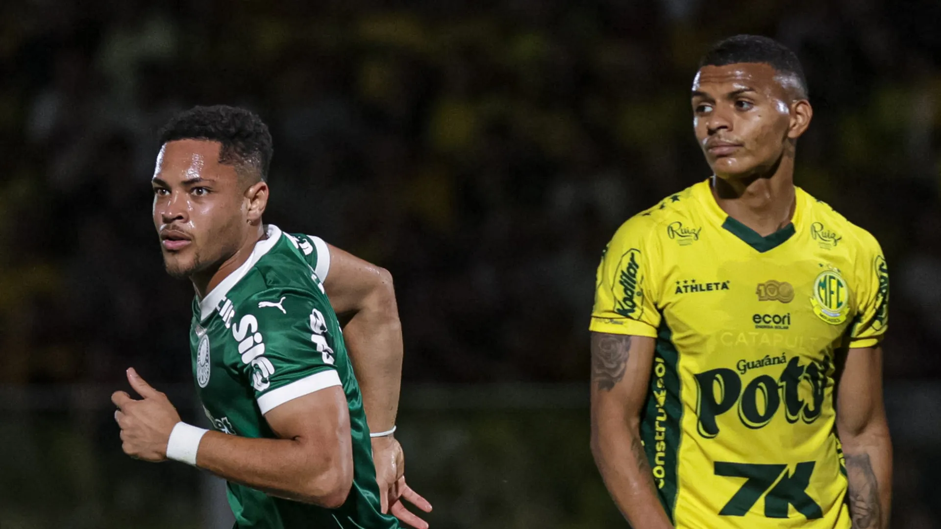 Vitor Roque faz de bicicleta, mas Mirassol vence Palmeiras e ajuda Flamengo