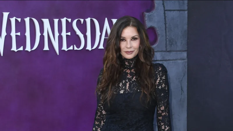 Catherine Zeta-Jones posa arrasadora com vestido curto preto de renda