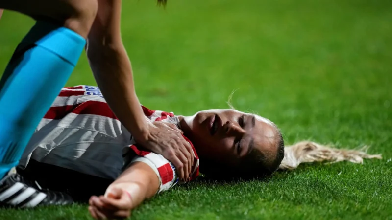 Jogadora do Atlético de Madrid desmaia e causa pânico na Champions