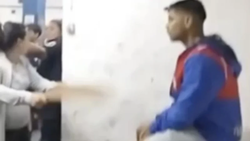 Pai é atacado com chave cravada na cabeça em jogo na Argentina; veja