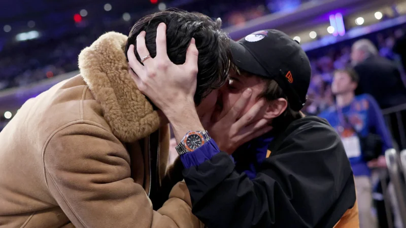 Atores de ‘O Verão Que Mudou Minha Vida’ se beijam durante jogo de basquete nos EUA