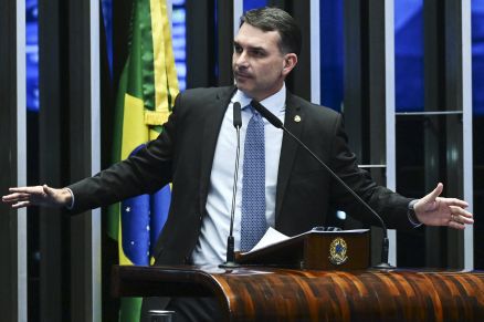 Flávio Bolsonaro busca ex-ministros, Marçal e políticos com trânsito no mercado