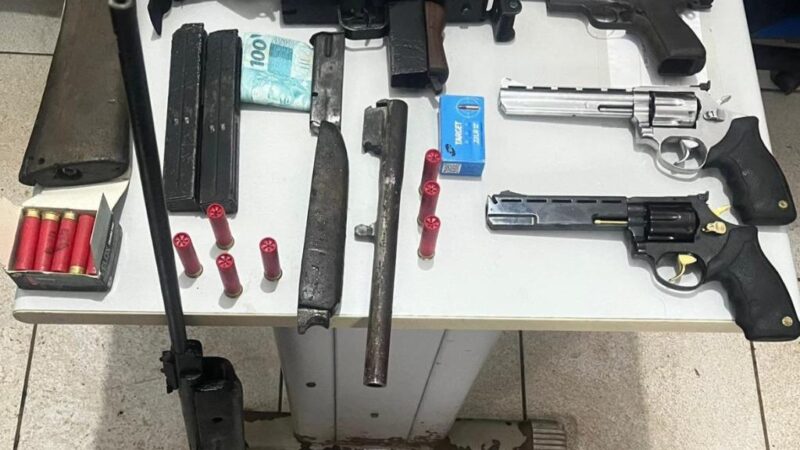 Patrulha Rural prende dupla de faccionados em flagrante com submetralhadora, revólveres e pistola