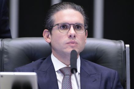 Motta elogia servidora e diz que Dino não aponta desvio