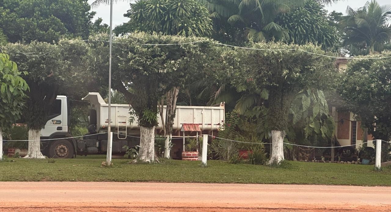 Caminhão da Prefeitura de Novo Mundo é Filmado em Propriedade Particular: Moradores Cobram Explicações/veja o vídeo