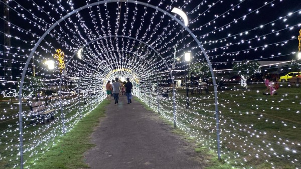 Nova Santa Helena acende luzes de Natal e encanta público na Praça João Zaneti