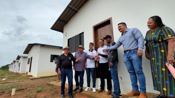 Prefeito Bruno Mena realiza entrega de nove casas e garante moradia digna a famílias retiradas de áreas de risco