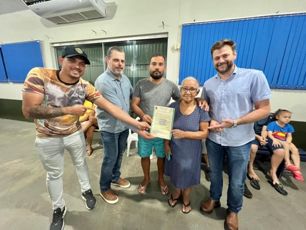 Prefeito Rodrigo Benassi entrega 100 escrituras definitivas para famílias do Bairro Bom Jesus