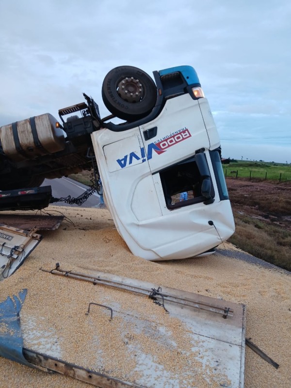 Carreta carregada de soja tomba na BR-163 em Nova Santa Helena