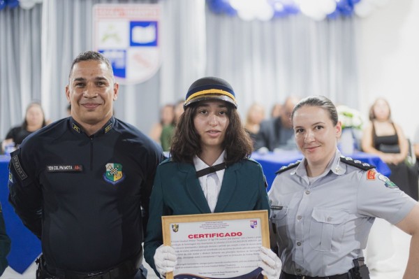 Aluna da Escola Tiradentes de Peixoto de Azevedo conquista intercâmbio para a Inglaterra