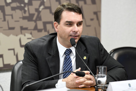 Dólar tem alta após Bolsonaro confirmar apoio a Flávio em 2026