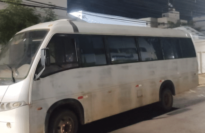 Polícia apreende microônibus e caminhonete usados em furto de agrotóxicos em MT; um preso