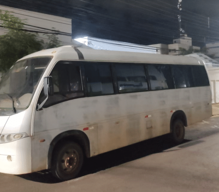 Polícia apreende microônibus e caminhonete usados em furto de agrotóxicos em MT; um preso