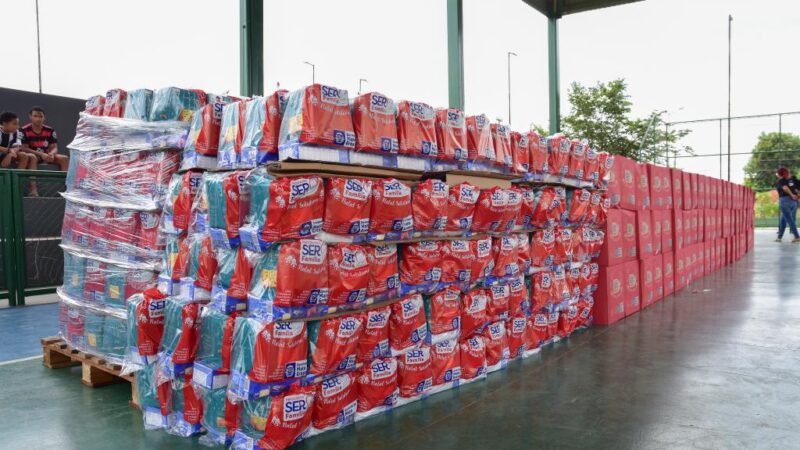 Primeira-dama de Mato Grosso e Setasc entregam cestas natalinas a comunidades de Cuiabá e Chapada