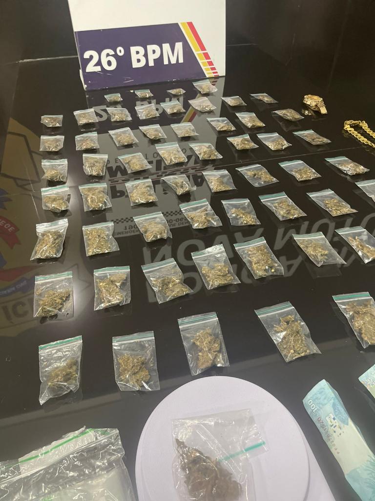 PM flagra adolescente pilotando moto em alta velocidade e apreende 60 porções de maconha