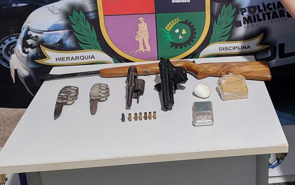 Homem é preso em flagrante pela PM com armas, munições e drogas em Nova Mutum