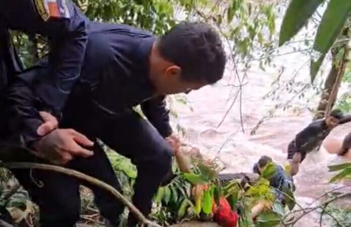 Policiais salvam criança durante ‘cabeça d’água’ em Mato Grosso