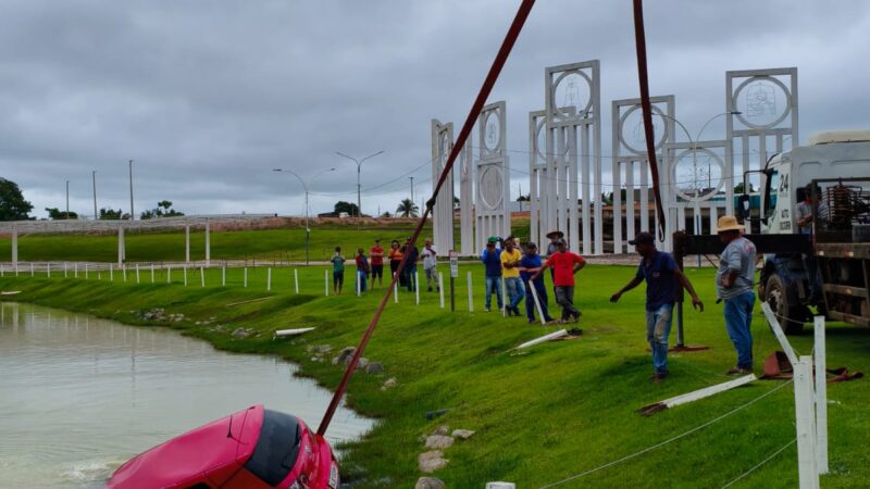 Motorista perde o controle ao tentar estacionar e carro cai em lago no Nortão