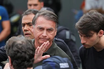 Bolsonaro deve passar o Réveillon no hospital após procedimento contra soluços