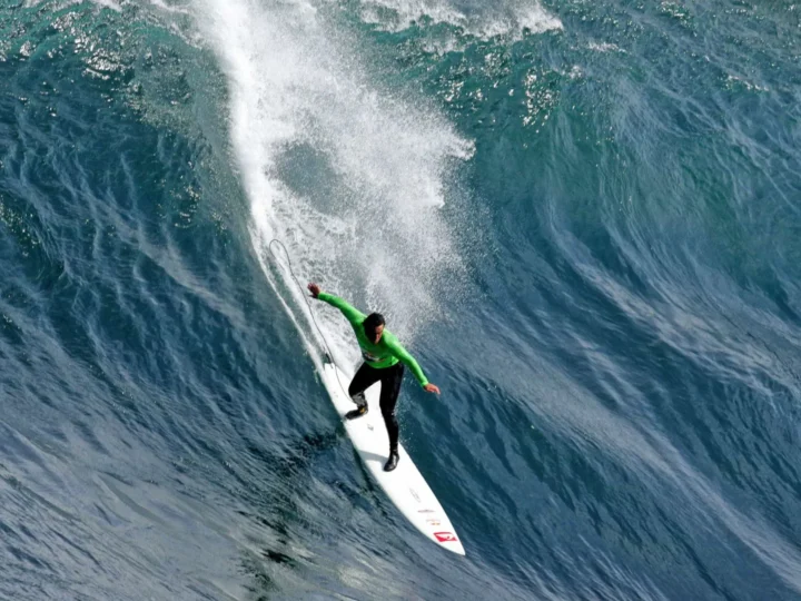 Burle cai em onda gigante, quase se afoga e tem resgate dramático