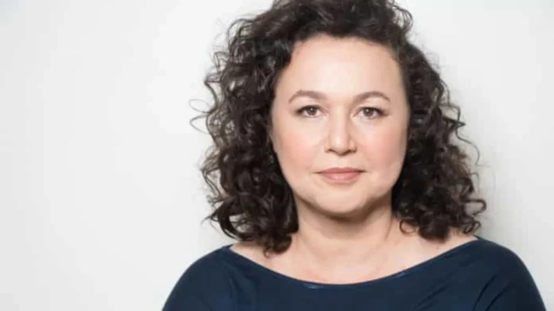 Atriz de ‘Três Graças’ retorna às telas após tratamento de câncer de mama agressivo