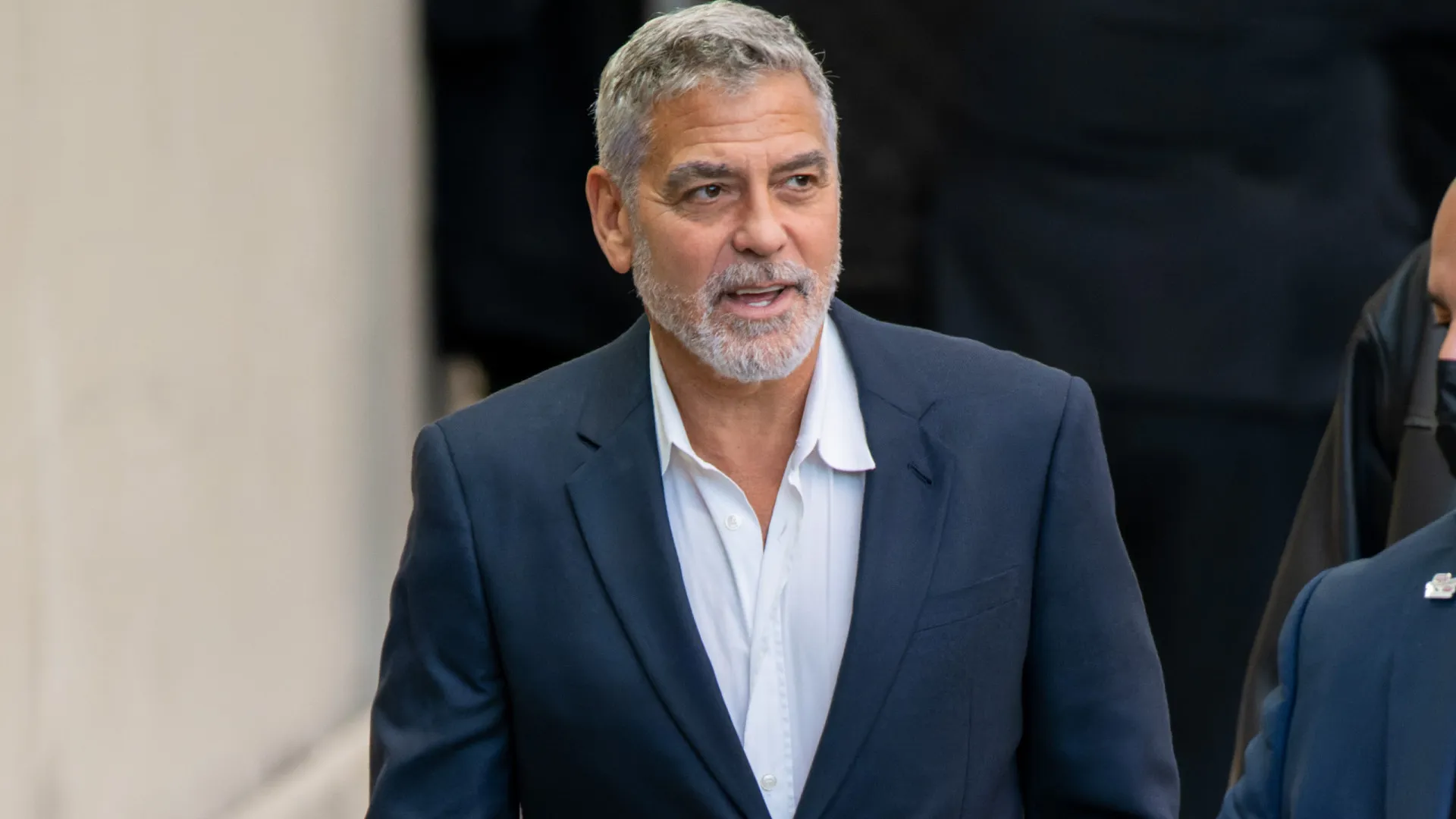 George Clooney diz que filhos já começam a ignorá-lo e fala sobre ser pai