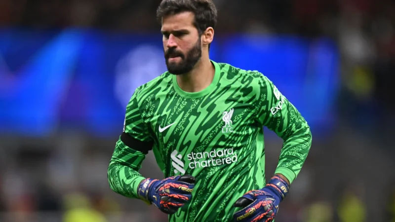 Alisson brilha, e Liverpool vence Tottenham com um a mais na Premier League