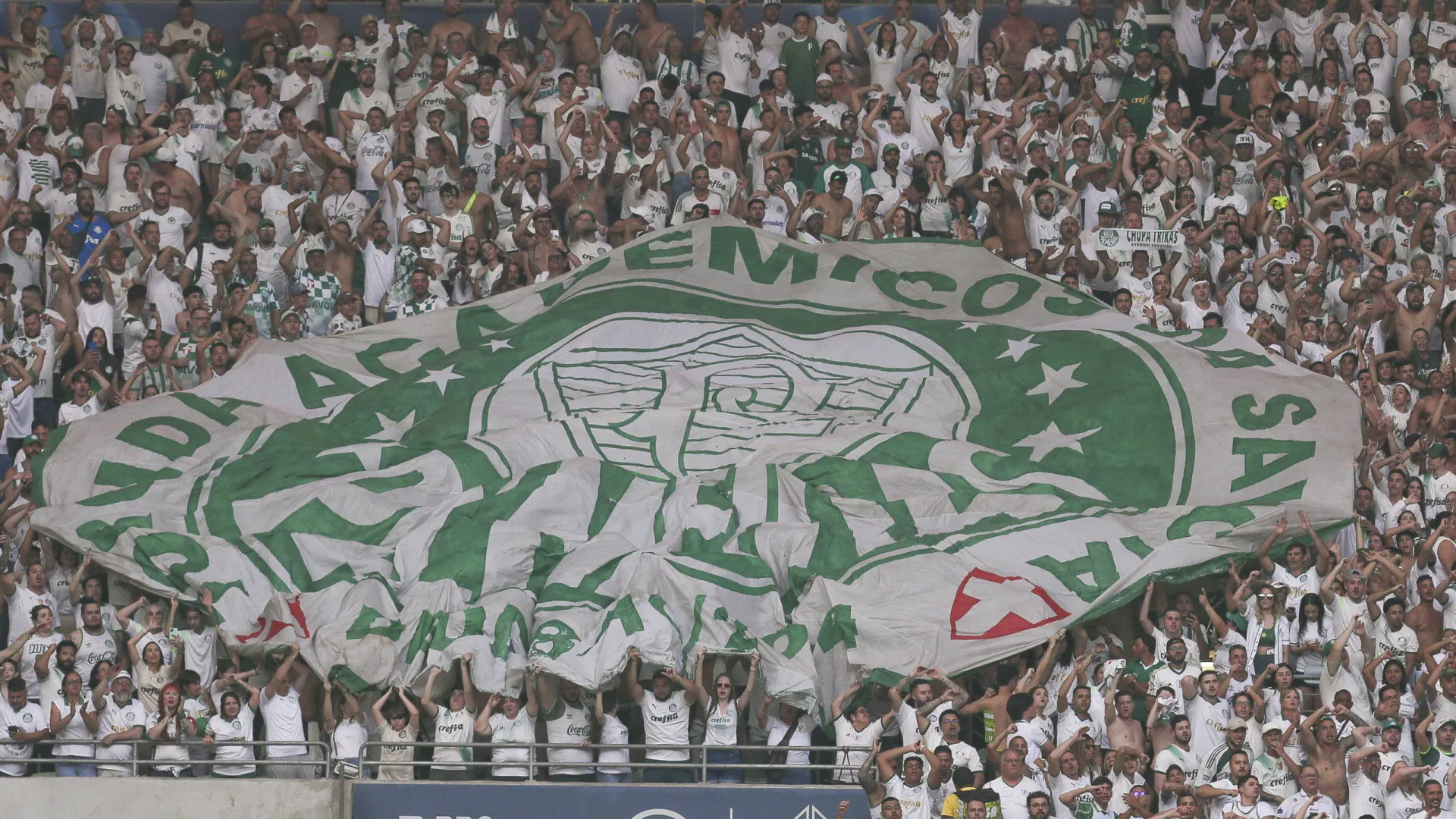 Palmeiras se isenta, e comerciantes pagam por tapumes no entorno do Allianz