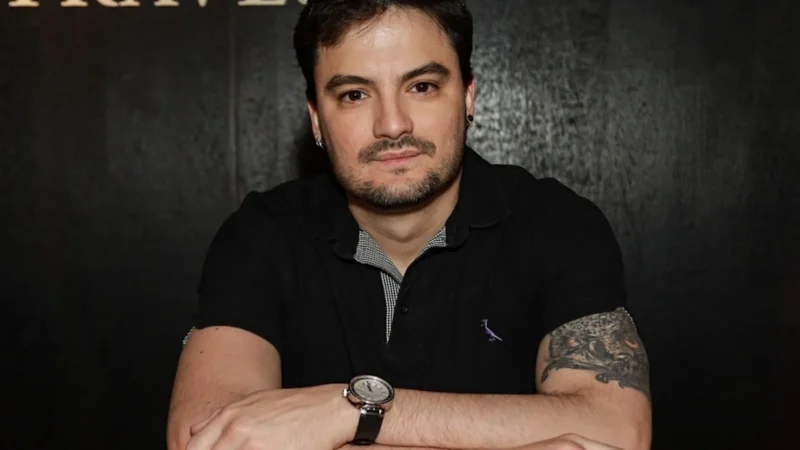 Felipe Neto expõe sofrimento com transtornos mentais