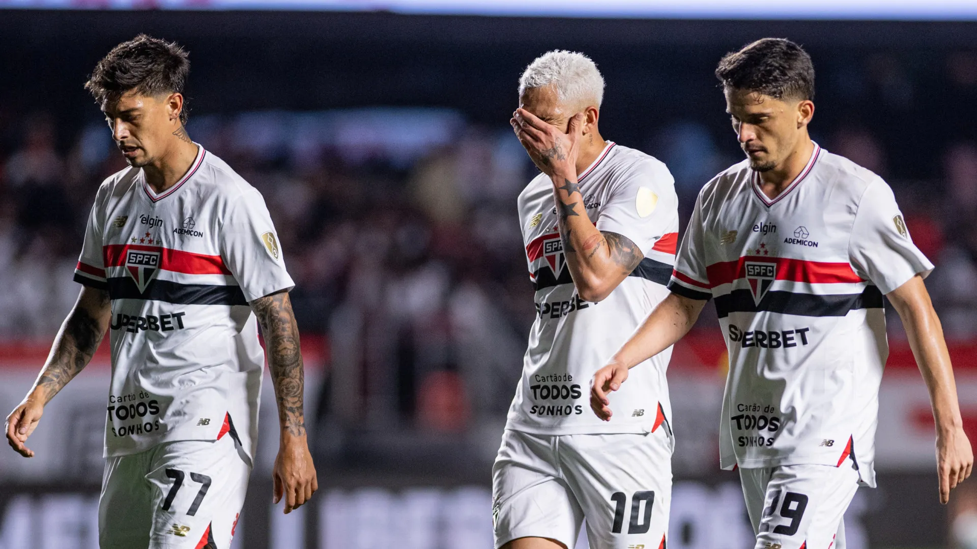 São Paulo está fora da Libertadores após frustração com Corinthians e Vasco