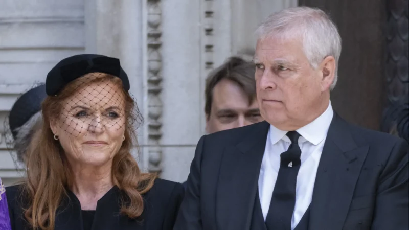 Ex-príncipe Andrew e Sarah Ferguson reaparecem após escândalo sexual
