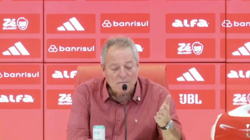Abel Braga rejeita camisa rosa e compara time a “bando de veados”