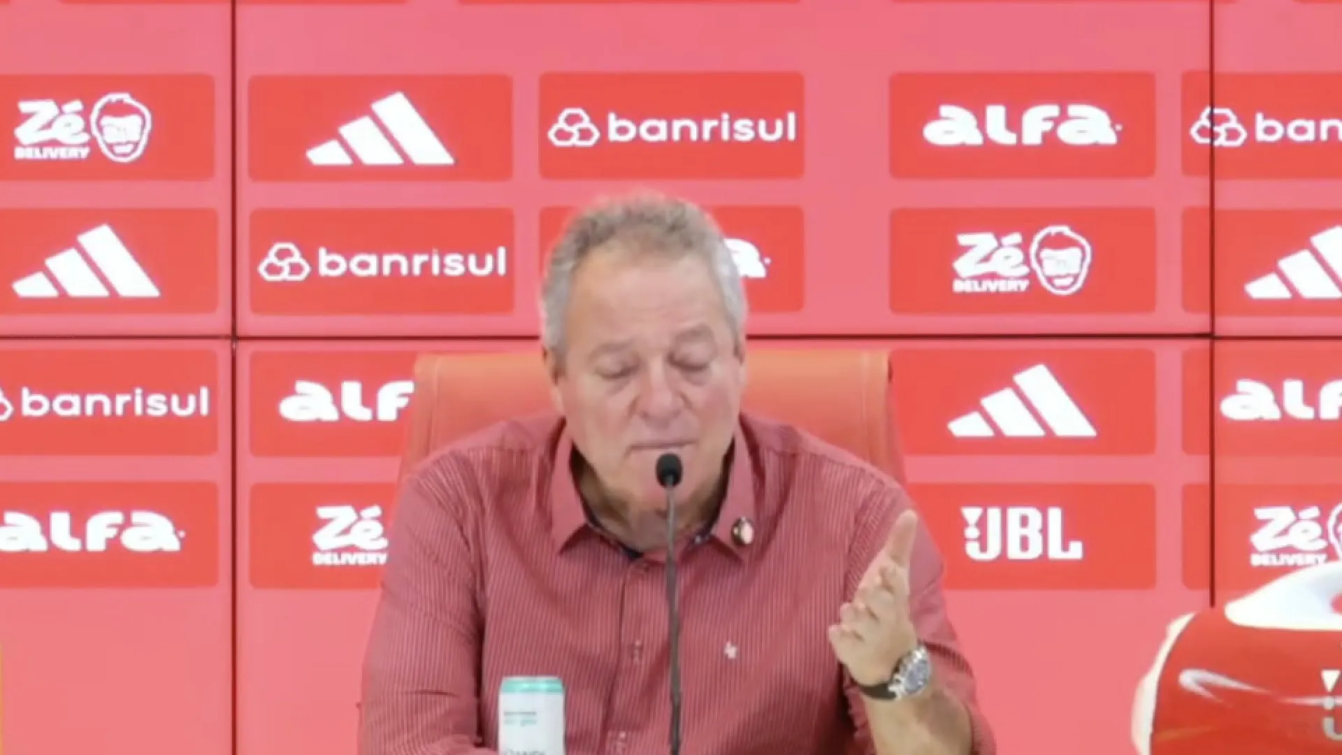 Abel Braga rejeita camisa rosa e compara time a “bando de veados”