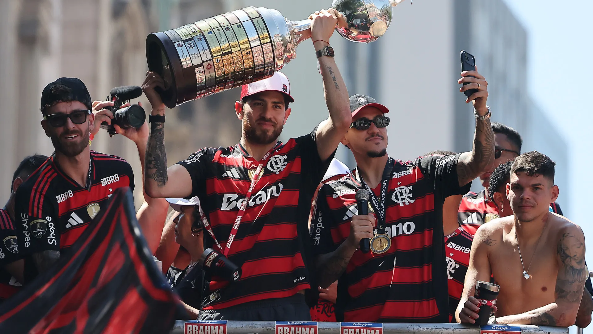 Taça do Flamengo quebra durante festa do título da Libertadores