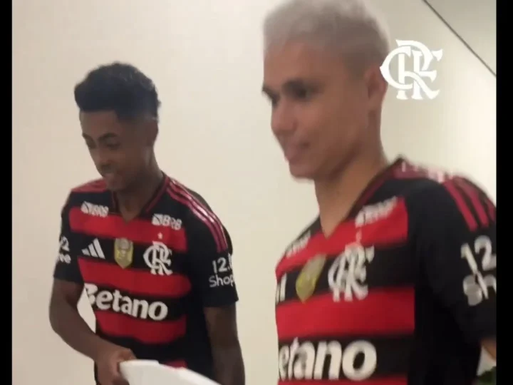 Veja o presente dos jogadores do Flamengo para Filipe Luís após o título