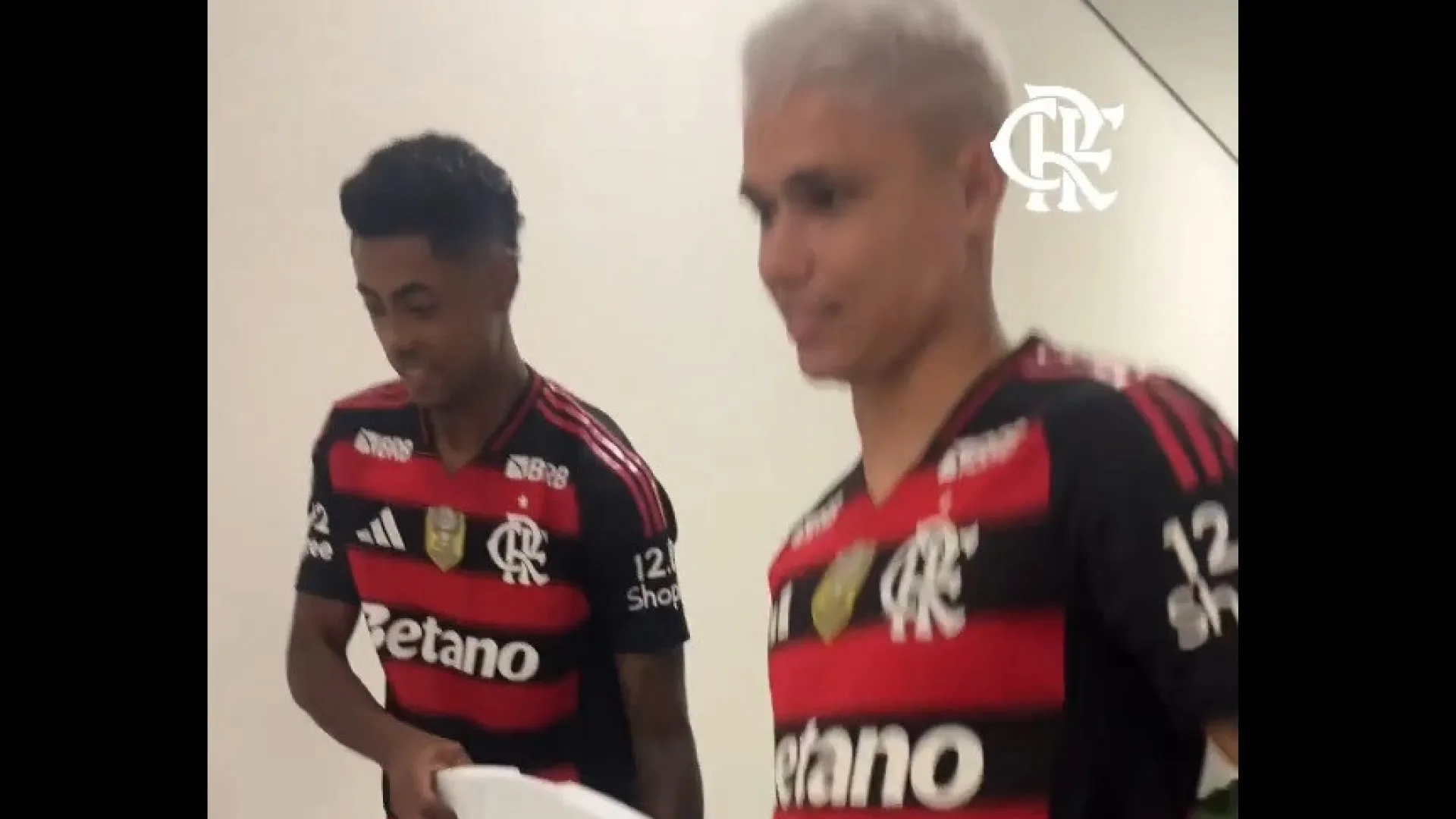 Veja o presente dos jogadores do Flamengo para Filipe Luís após o título