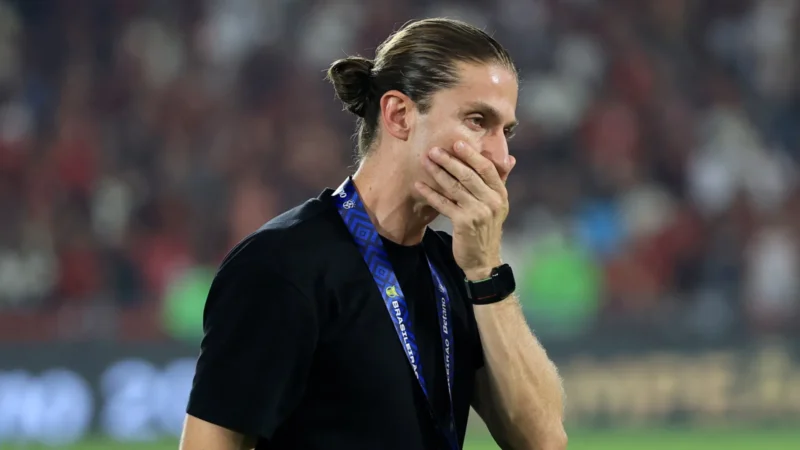 Filipe Luís evita cravar renovação e fala em luto após derrota do Flamengo