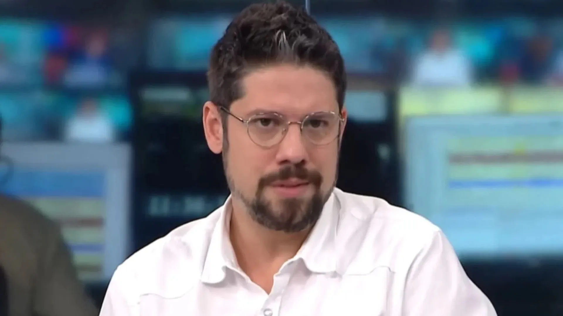 Phelipe Siani é vítima de ‘quebra-vidros’ em SP e tem celular roubado