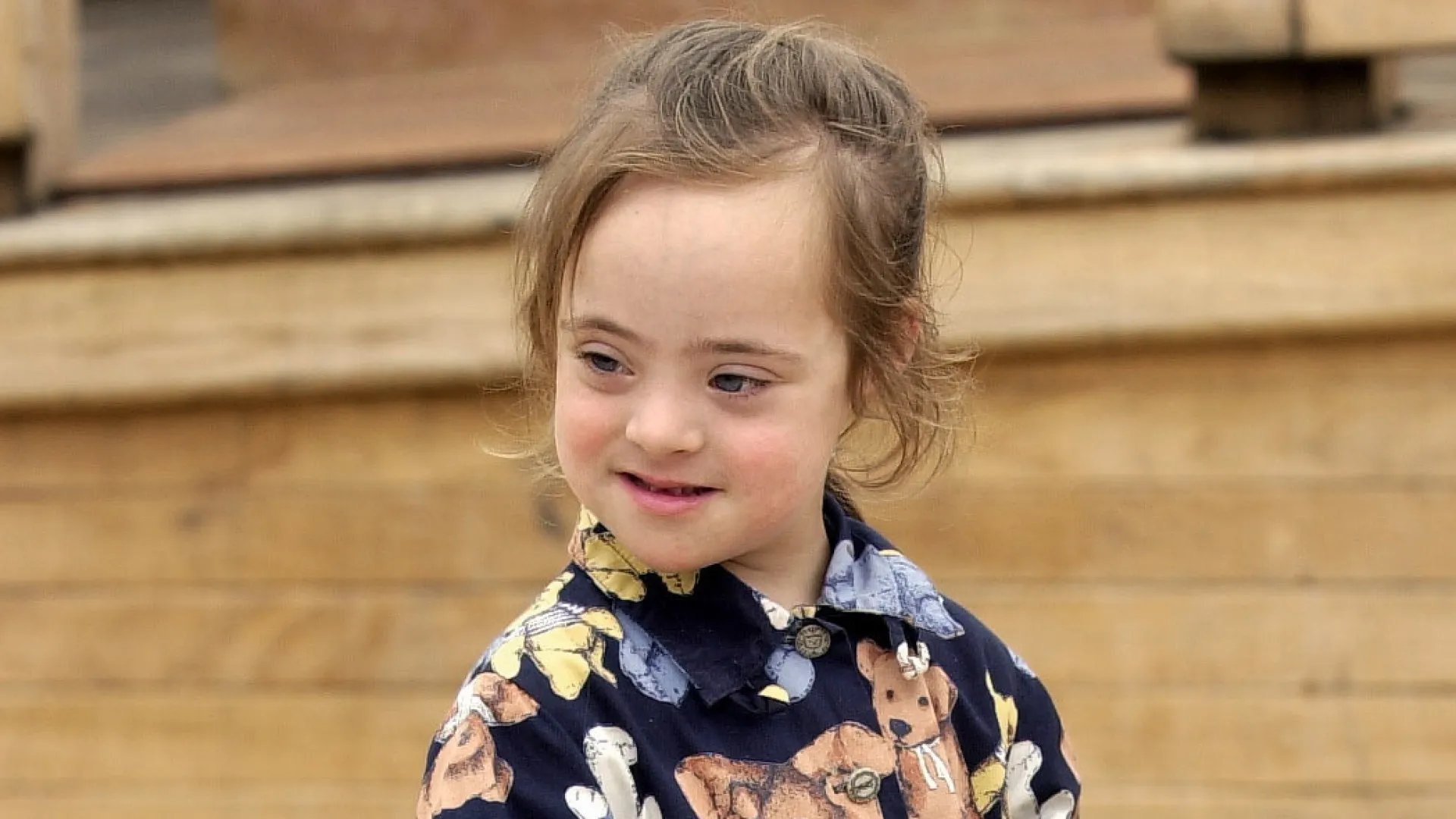 Afilhada de princesa Diana, com síndrome de Down, ajuda a lançar bar