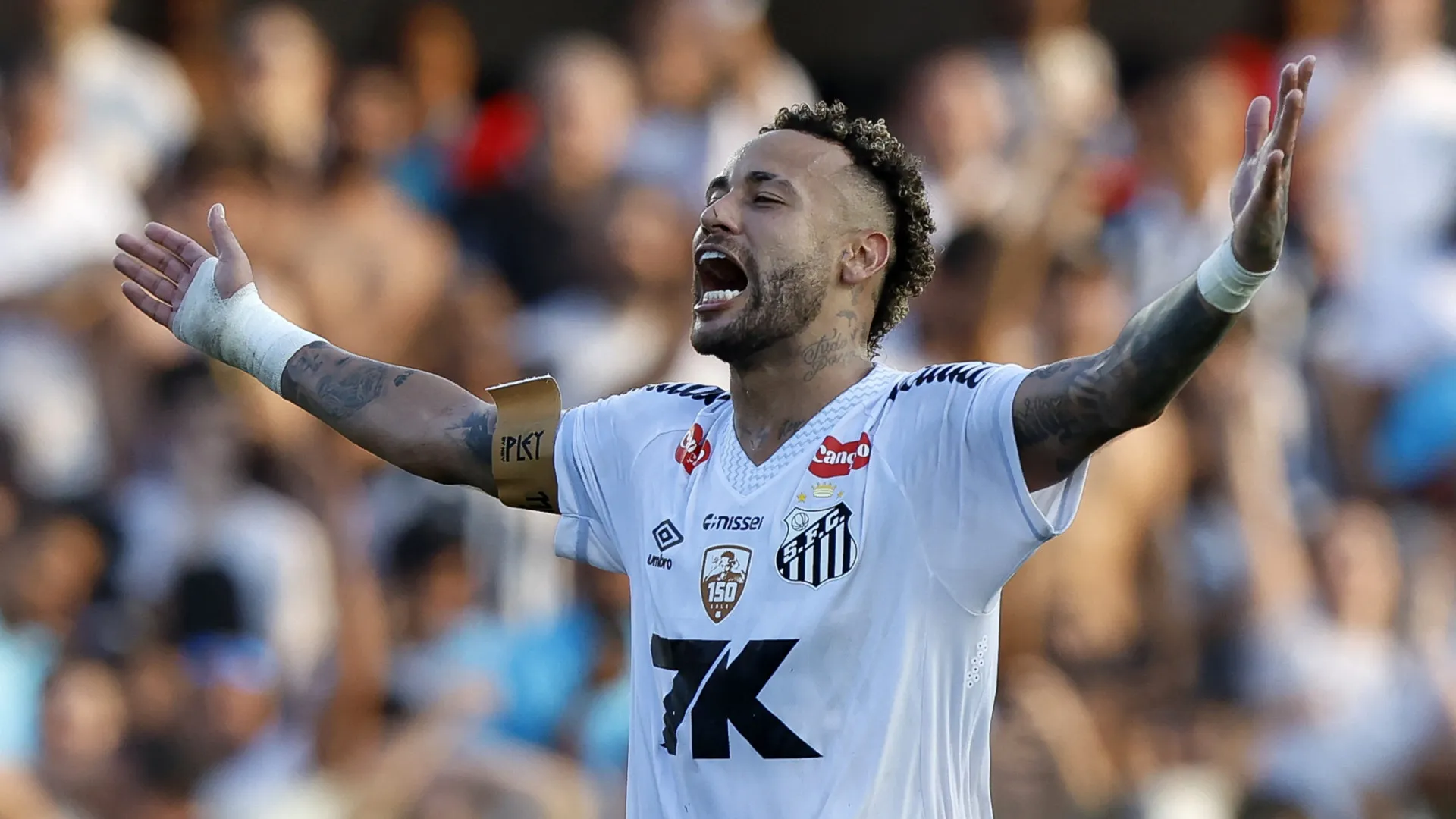 Neymar chora, dá volta olímpica e se declara que seu ‘coração é do Santos’