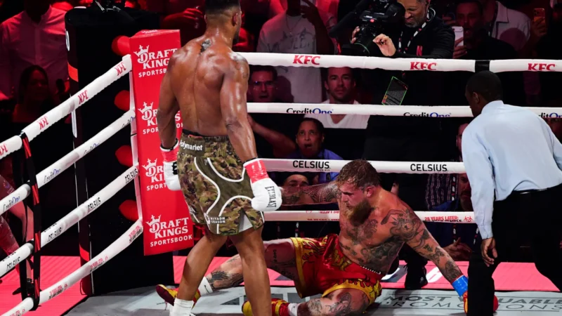 Anthony Joshua luta mal, mas derruba Jake Paul no sexto round e espera por Tyson Fury