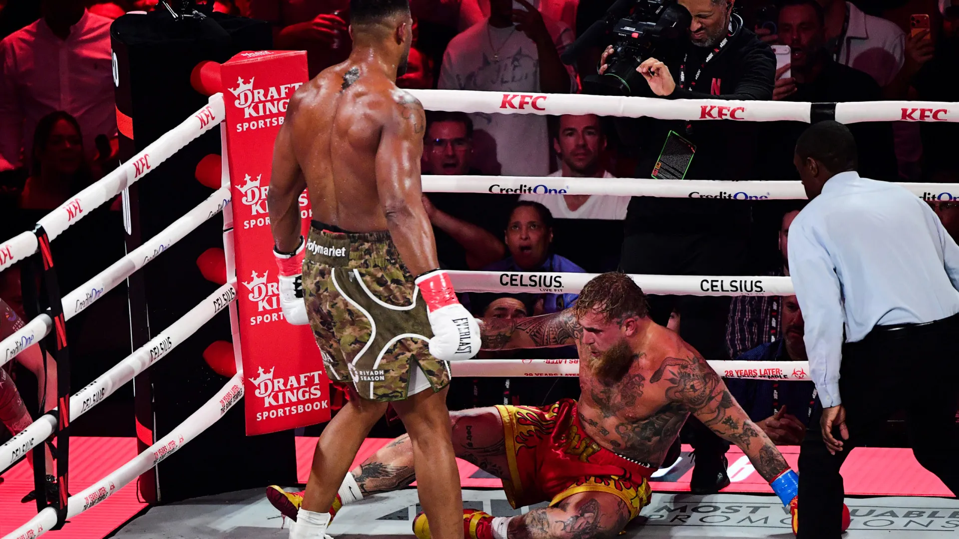 Anthony Joshua luta mal, mas derruba Jake Paul no sexto round e espera por Tyson Fury