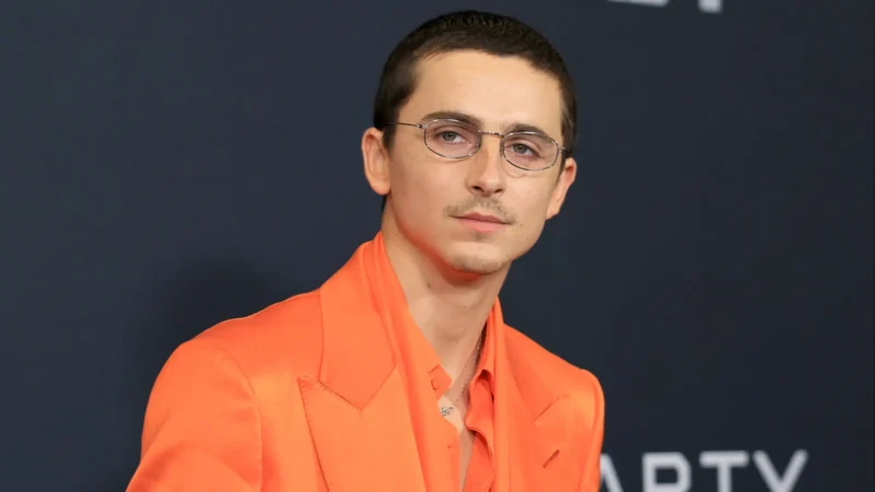 Timothée Chalamet sobe à maior esfera do mundo para anunciar estreia de filme